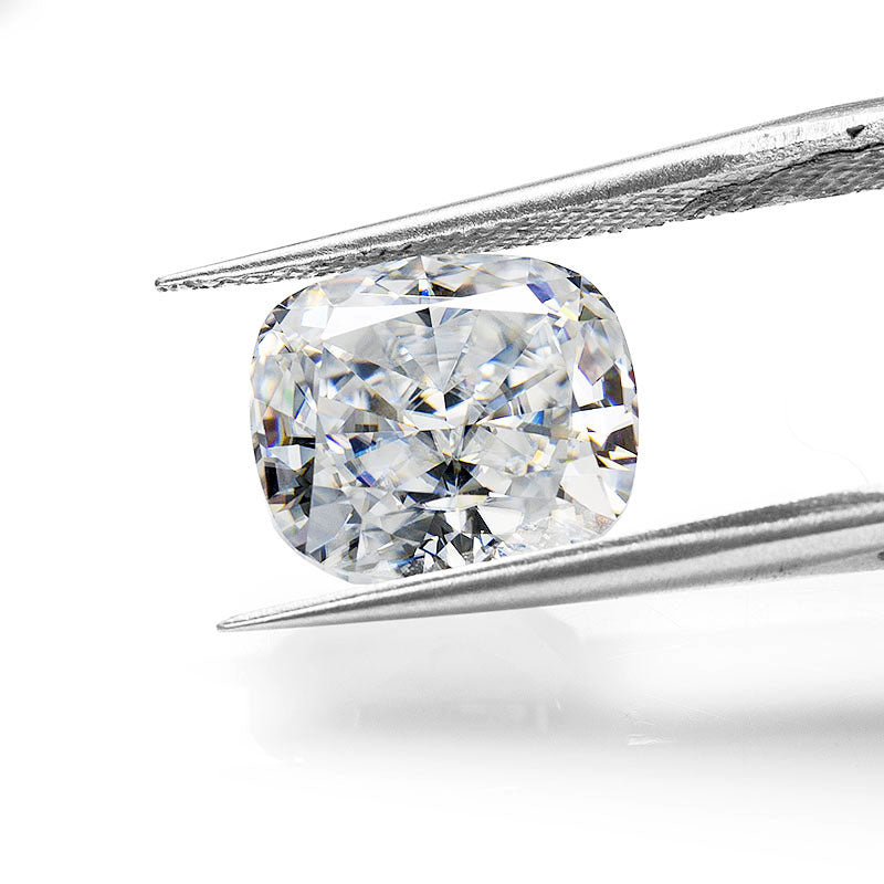 Graceful Emerald-Cut Moissanite Loose Stone